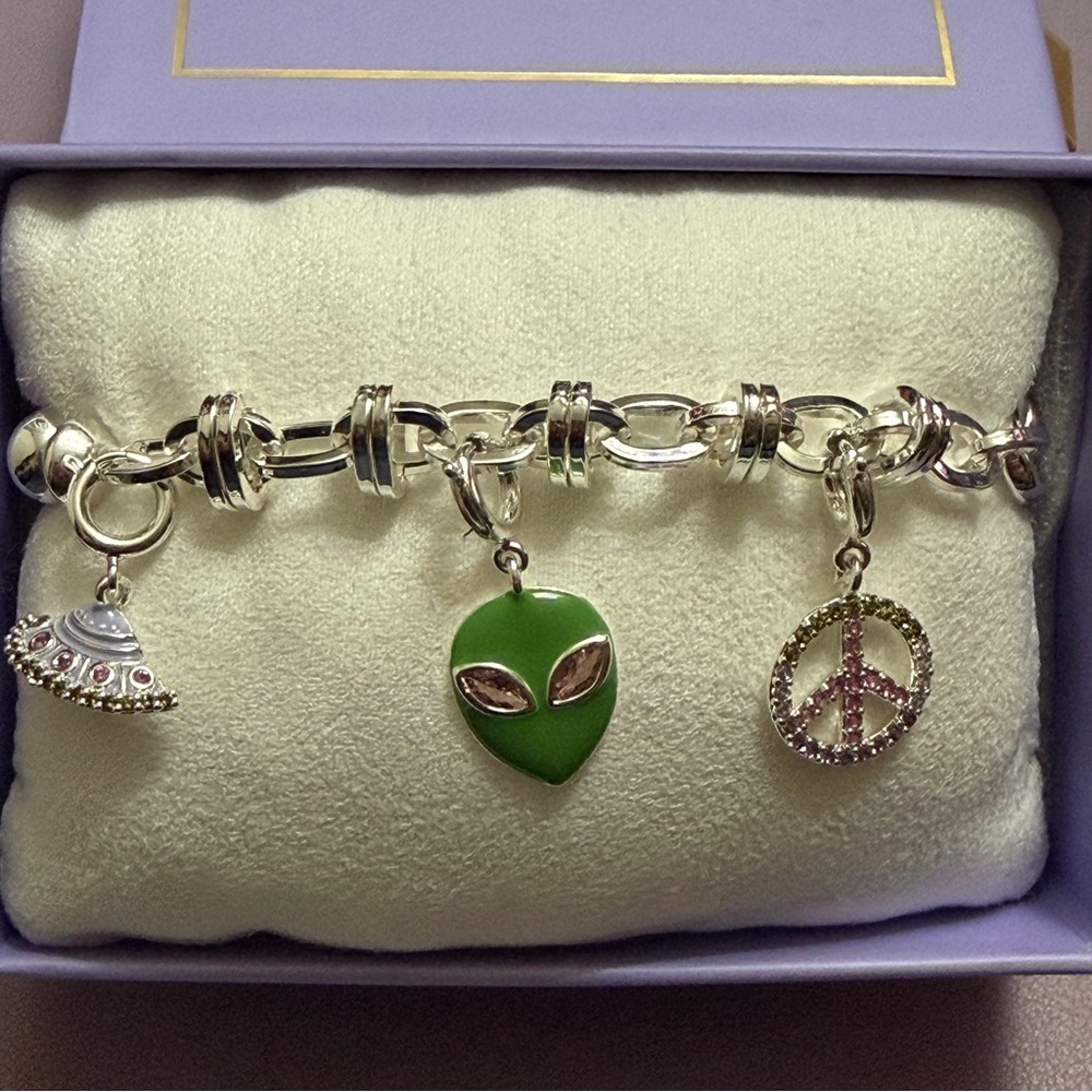 Bomb Party ‘Galactic & Groovy’ Silver Charmelier with Green Alien - Picture 4 of 5